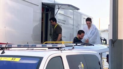 Bild: Stefan Tabeling/dpa
Der deutsche Radprofi Florian Lipowitz verlässt nach seinem Sturz den Röntgen-Truck.