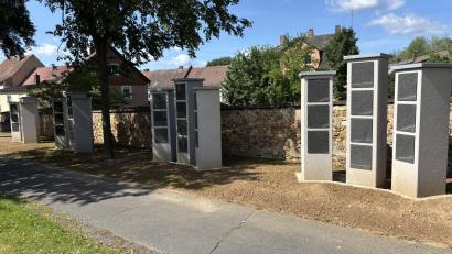 Bild: Stadt Waldsassen
Die neuen Urnenstelen am Friedhof in Waldsassen entlang der Mauer zur Münchenreuther Straße.
