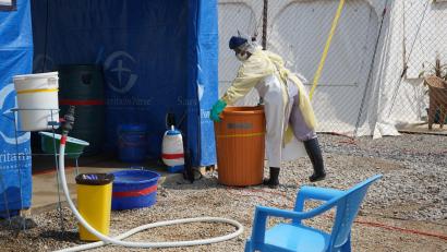 Bild: Prosper Heri Ngorora/AP/dpa
Ein Mitarbeiter des Gesundheitswesens in einem Ebola-Behandlungszentrum