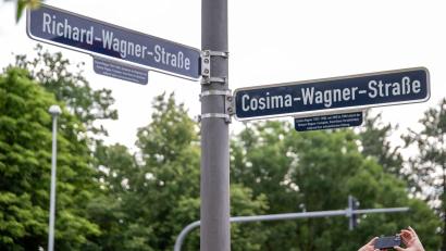 Bild: Pia Bayer/dpa
An den Straßen, die Richard und Cosima Wagner gewidmet sind, gibt es nun in Bayreuth Ergänzungsschilder wegen ihrer antisemitischen Haltung.