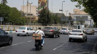 Bild: Vahid Salemi/AP/dpa
Fahrzeuge fahren in Teheran an einer Plakatwand vorbei, auf der die geballte Faust des verstorbenen iranischen Obersten Führers Ajatollah Ali Chamenei zu sehen ist. (Archivbild)