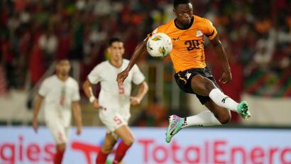 Bild: Sunday Alamba/AP
Neuer HSV-Stürmer: Patson Daka aus Sambia (rechts) (Archivbild)