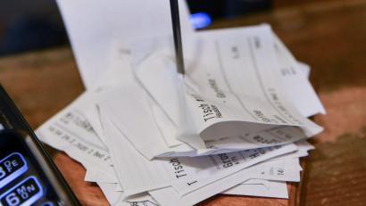 Bild: Jens Kalaene/dpa-Zentralbild/dpa
Papierbons sollen bald der Vergangenheit angehören.