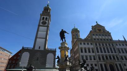 Bild: Karl-Josef Hildenbrand/dpa
Der Perlachturm vor der derzeit laufenden Generalsanierung. Bis der Turm wieder so zu sehen sein wird, wird es mindestens noch zwei Jahre dauern. (Archivbild)