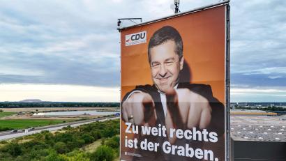 Bild: Peter Gercke/dpa
Ein 40 Meter hoher Werbeturm mit einem der größten Wahlplakate in Sachsen-Anhalt steht an der Bundesautobahn 2 (Aufnahme mit einer Drohne). (Archivbild)
