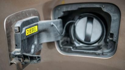 Symbolbild: Patrick Pleul/dpa-Zentralbild/dpa
Unbekannte haben in Amberg rund 300 Liter Diesel aus dem Tank eines Lastwagens gestohlen.