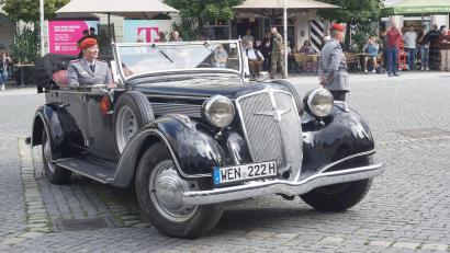 Bild: jut
Kommandeurin Hekja Marlen Werner verabschiedet sich von ihrem Weidener Bataillon 375 – in einem uralten Oldtimer-Cabrio.