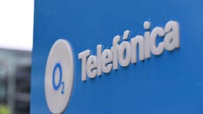 Bild: Wolf von Dewitz/dpa
Das O2-Logo am Düsseldorfer Firmenstandort, wo bis 2014 E-Plus seine Zentrale hatte - dann wurde E-Plus von Telefónica gekauft.