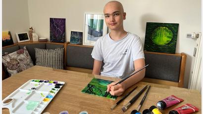 Bild: ihl
Der 14-jährige Valentin Weber ist an Leukämie erkrankt und wird in der Kinderonkologie der Regensburger Uniklinik Regensburg behandelt. Die Chemotherapie schlägt bei ihm gut an. Der Schwandorfer Gymnasiast hat in dieser Zeit das Malen für sich entdeckt.