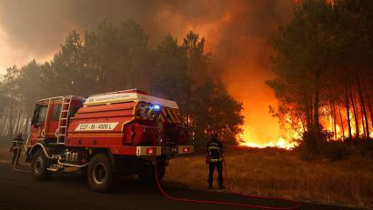Bild: Romain Perrocheau/AFP/dpa
Tausende Touristen müssen wegen der Waldbrände bei Bordeaux ihre Quartiere räumen.