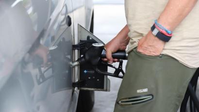 Bild: Sascha Thelen/dpa
Die 12‑Uhr‑Regel und das verschärfte Kartellrecht sorgen nach Angaben von Wirtschaftsministerin Katherina Reiche für mehr Transparenz für die Kunden. (Symbolbild)