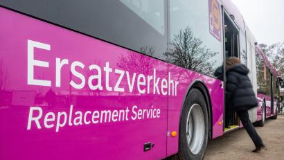 Archivbild: Armin Weigel/dpa
Seit Februar mussten Reisende zwischen Nürnberg und Regensburg auf Ersatzbusse umsteigen.