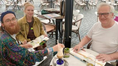Bild: Lisa Sebald
Felix, Jana und Martin (von links) sind wegen ihrer Liebe zur Kunst bei den Sketchers Weiden dabei, aber auch, weil sie die Begegnungen mit den Menschen wertschätzen.