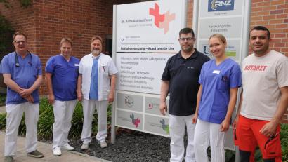Bild: Joachim Gebhardt
Das Leitungsteam der Notfallklinik St. Anna besteht aus Leitendem Oberarzt Dr. Andreas Pistor, der Pflegerischen Leitung Matthias Bohmann, Chefarzt Dr. Klaus Nester, Leitendem Oberarzt Dr. Sven Mörk, Stefanie Ertl und Oberarzt Mohammed Haji (von links).