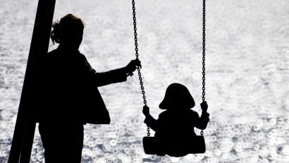 Bild: Christian Charisius/dpa
Das Armutsrisiko von Alleinerziehenden und ihren Kindern ist laut Statistik mehr als doppelt so hoch, wie bei Familien mit beiden Elternteilen. (Symbolbild)