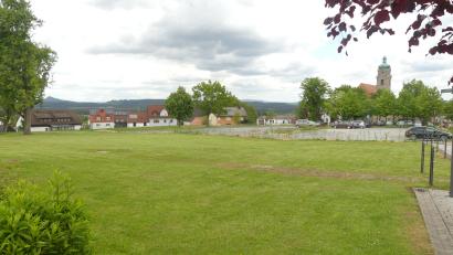 Bild: Walther Hermann
Der Festplatz zwischen Maria-Hilf-Bergkirche und Markus-Gottwalt-Schule bietet einen freien Blick bis zum Rauhen Kulm und Fichtelgebirge.