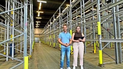 Bild: Bäumler
Sigma-Holding-Geschäftsführer Alexander Schweinle und Assistentin Gioia Schuller in einer der leeren Hallen.