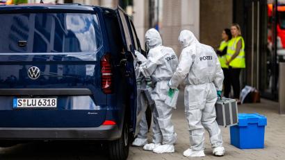 Bild: Christoph Schmidt/dpa
Die Spurensicherung ist im Einsatz.