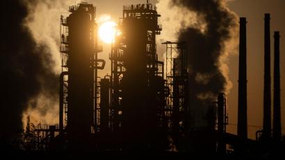 Bild: Marijan Murat/dpa
Wegen des Streits um die für den weltweiten Handel mit Energieträgern wie Öl und Flüssiggas wichtige Straße von Hormus eskaliert der Iran-Krieg seit Anfang des Monats wieder. (Archivbild)