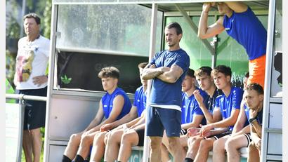 Bild: Hubert Ziegler
Michael Riester (vorne), Trainer SpVgg SV Weiden, blickt dem Heim-Auftakt erwartungsfroh entgegen.