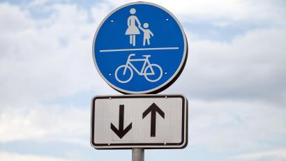 Symbolbild: Soeren Stache/dpa/dpa-tmn
Die Stadt Windischeschenbach und der Freistaat Bayern planen einen 1.200 Meter langen Radweg, der vom Freibad Windischeschenbach bis zur Straße nach Scherreuth führen wird.
