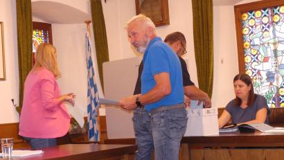 Bild: Walther Hermann
Die Wahlleiter Karlheinz Schultes und Marcus Gradl gaben abwechselnd die Wahlscheine aus. Heike Biersack war Hüterin der Urne.