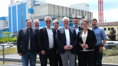 Bild: Rudolf Hirsch
Bei der konstituierenden Sitzung des „Zweckverbandes Thermische Klärschlammverwertung Schwandorf“ wurden (von links) die Bürgermeister Thomas Beer, Martin Prey, Martin Birner, Anita Forster, Andreas Feller, Rudolf Teplitzky, Sonja Meier und Peter Neumeier in den Vorstand beziehungsweise in den Prüfungsausschuss gewählt.