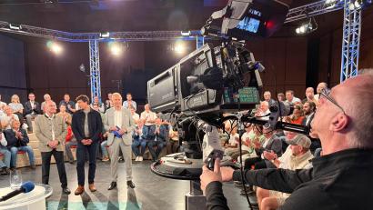 Bild: Gabi Schönberger
Jagd- und Forstminister Hubert Aiwanger, Bund-Naturschutz-Landesvorsitzender Martin Geilhufe sowie Moderator Tilmann Schöberl (stehend, von links) lassen sich für einen kurzen Einspieler zur "Jetzt red i"-Sendung aufnehmen.