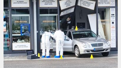 Bild: Jürgen Masching/NEWS5/dpa
Die Einsatzkräfte der Spurensicherung am Tatort suchen nach Hinweisen auf die flüchtigen Diebe.