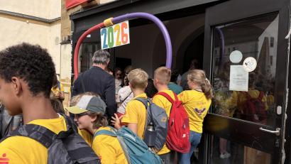 Bild: Lukas Büchold
Ein Sternenlauf durch die Stadt, ein Spalier durch vier Jahrhunderte und ein Flashmob vor dem Stadttheater: Das Erasmus-Gymnasium hat sein 400-jähriges Bestehen mit einem großen Fest der Gemeinschaft gefeiert.