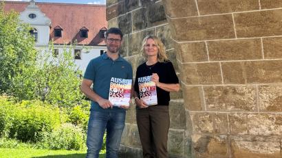 Bild: Nicole Graf
Martina Bösl und Alexander Seitz präsentieren den neuen Ausbildungskompass 2026.