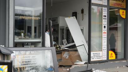 Bild: Leonie Pielenhofer
Am Donnerstag ist ein Pkw rückwärts in das Schaufenster eines Juweliers in Pressath gefahren. Die Täter entwendeten Schmuck und andere Wertgegenstände und flüchteten. Was übrig bleibt, sind Scherben und Trümmer.