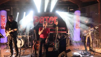 Bild: Helmut Kunz
Die Band "Peter – Peter Maffay Tribute" feierte am Mittwochabend im Max-Reger-Park einen riesigen Erfolg.