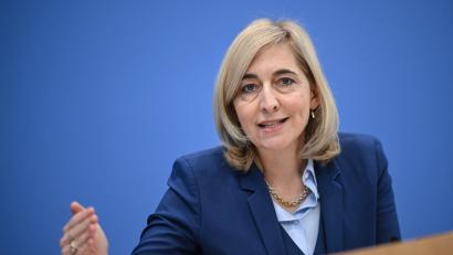 Bild: Britta Pedersen/dpa
Für Gesundheitsministerin Nina Warken steht ein Jobwechsel an. (Archivbild)