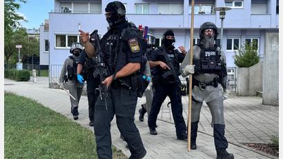Bild: -/RGB Medienwerkstatt/dpa
Die Polizei ist mit vielen Kräften vor Ort.