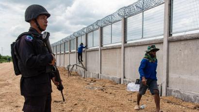 Bild: Peerapon Boonyakiat/SOPA Images via ZUMA Press Wire/dpa
Ein Pilotabschnitt des Grenzzauns ist mittlerweile fertiggestellt.