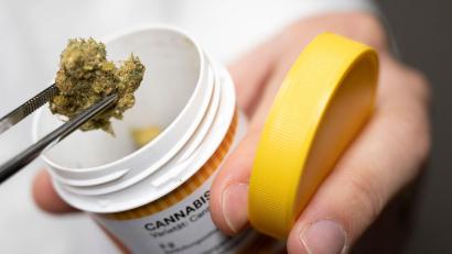 Bild: Boris Roessler/dpa
Bei Cannabis auf Rezept ist meist viel mehr Wirkstoff enthalten als bei Cannabis im Straßenhandel. (Archivbild)