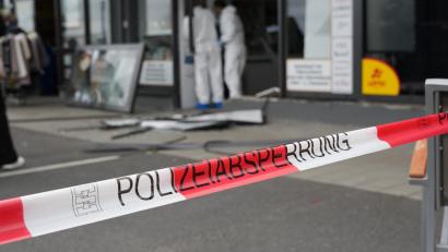 Bild: Leonie Pielenhofer
Zertrümmerte Schaufenster, bewaffnete Täter und aufwendige Ermittlungen: Überfälle auf Banken und Juweliere beschäftigten Polizei und Ermittler in der Region immer wieder.