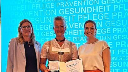 Bild: Fritz Dietl
Verleihung der Bayerischen Staatsmedaille an Birgit Birner (Mitte), in der Allerheiligenkirche der Münchner Residenz. Rechts Gesundheitsministerin Judith Gerlach, links die Hirschauer Bürgermeisterin Beate Dietrich.