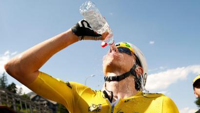 Bild: Yoan Vallat/Pool EPA/AP/dpa
Tadej Pogacar trinkt bei der diesjährigen Tour aus einer Wasserflasche. (Archivbild)