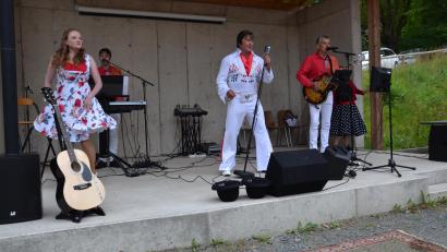 Bild: Peter Garreiss
Mit dem „King of Rock´n Roll“ lebte Elvis durch Arnold Wurm im Generationenpark Moosbach wieder auf und begeisterte das Publikum.