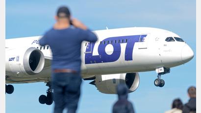 Bild: Alik Keplicz/AP/dpa
Die Maschine der polnischen Fluggesellschaft Lot musste in Mailand zwischenlanden. (Archivbild)