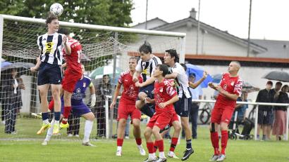 Archivbild: Hubert Ziegler
Der SV Raigering ist mit einem 3:0-Sieg gegen den SV Inter Bergsteig gut in die neue Saison gestartet. Auch der kommende Gegner, der 1. FC Schlicht, konnte die ersten drei Punkte verbuchen und möchte an die gute Leistung anknüpfen.