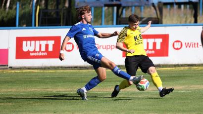 Bild: Dieter Jäschke
Deutliche Leistungssteigerung gefordert: Der FC Amberg um Fabian Geitner (rechts) muss im Spiel gegen die SpVgg Lam eine Schippe drauflegen.