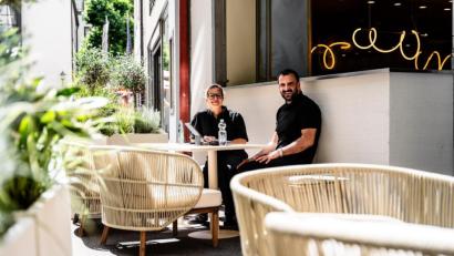 Bild: Sezayi Er
Betreiber Sezayi Er und Architektin Barbara Ziegler blicken der Eröffnung des Café Sezi in der Wörthstraße in Weiden entgegen. Einst war hier die "Nordsee" beheimatet.