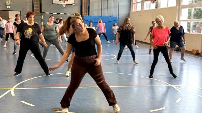 Bild: fvo
Verena Schuch in Aktion. Sie bringt mit ihrem Line-Dance-Anfängerkurs Bewegung in die Region rund um den Fahrenberg. Mit über 40 Teilnehmern trifft der Kurs genau ins Schwarze und zeigt, dass Tanzen auch ohne Partner richtig Spaß machen kann.