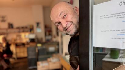 Bild: Gabi Schönberger
Jürgen Prüll ist Goldschmied, Barista und Ausstellungsmacher. Seine angestammte Ladenwerkstatt zieht demnächst vom Unteren auf den Oberen Markt. Sein Engagement um die Werke von Glas- und Keramikkünstlern sowie weitere aktuelle Künstler bleibt in dem kleinen Gewölbe mit 21 Quadratmetern.