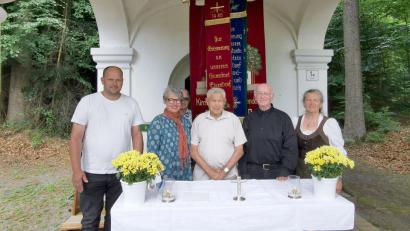 Bild: Karl Ziegler
Der Ehrenvorsitzende des Heimatvereins "Eisendorf und Umgebung" Josef Hoffmann (Mitte) war 2025 das letzte Mal persönlich vor Ort. Hier mit (von links) dem damaligen Zweiten Bürgermeister Thomas Kleber, Tochter Ute sowie Schwiegersohn und Fahnenträger Steve Macintosh als auch (von rechts) mit Heimatpfarrer Monsignore G. Hettler und Elisabeth Würfl.