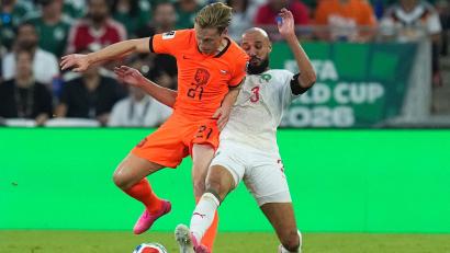 Bild: Dolores Ochoa/AP/dpa
Frenkie de Jong (l) bei der WM in Aktion. (Archivbild)