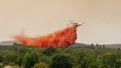 Bild: Caroline Blumberg/AP/dpa
Ein Löschflugzeug wirft bei der Bekämpfung von Waldbränden in der Region Lège-Cap-Ferret im Westen Frankreichs Brandhemmnis ab.